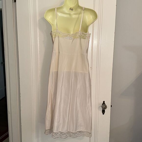Vintage Corhan Noumair off white/cream nylon full slip with lace neckline & hem - Picture 4 of 8